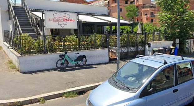 Scassina la pizzeria di Errico Porzio in via Tuscolana e si ubriaca: trovato addormentato nel locale