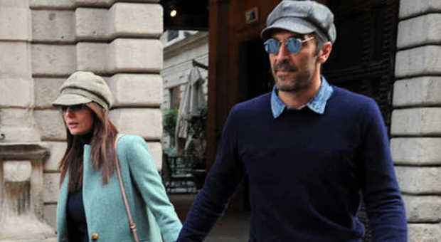 Buffon e Ilaria D'Amico, shopping da neo genitori a Milano