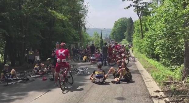 Tragedia al Giro del Belgio: due moto si scontrano in corsa 11 corridori feriti, Stig Broeckx in coma