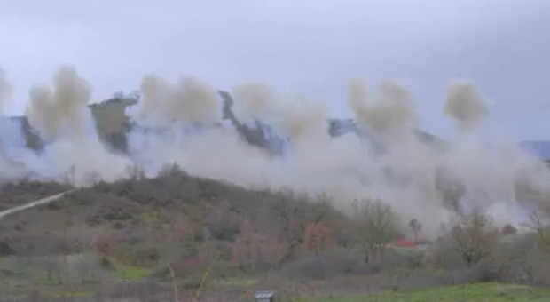 Raccordo Sicignano-Potenza, demolito il viadotto: le immagini spettacolari dell'esplosione