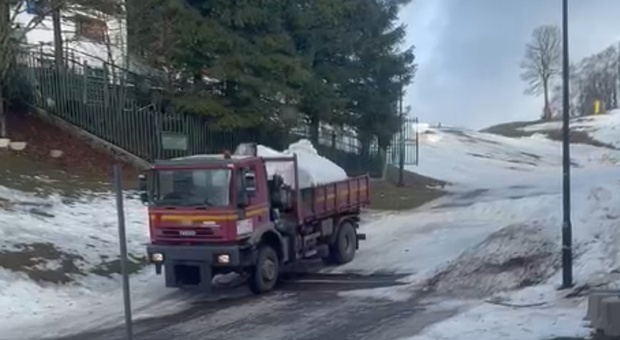 Terminillo, a Capodanno aprono le prime due piste Il video dei camion che portano la neve