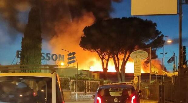 In fiamme ex area industriale Fatme a Pagani, paura per nube tossica