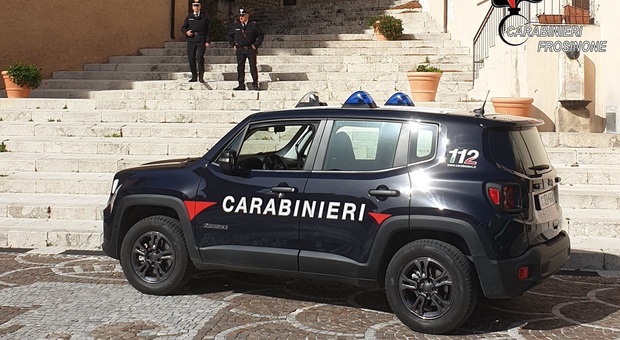 Commerciante in difficoltà vuole suicidarsi, ma un carabiniere lo chiama al telefono e riesce a fermarlo