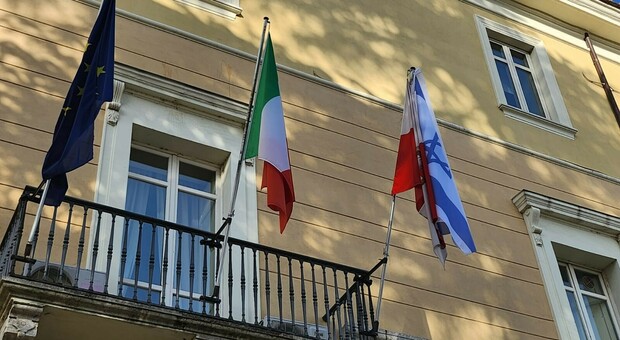 La bandiera d'Israele esposta al balcone di Palazzo Mosti, sede del Comune di Benevento