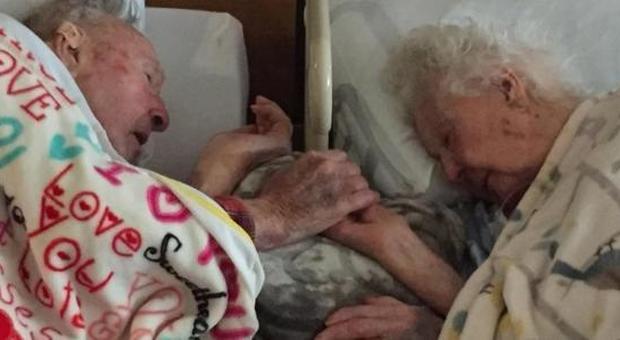 A 100 anni stringe la mano alla moglie che sta morendo: la foto dei nonni fa il giro del mondo