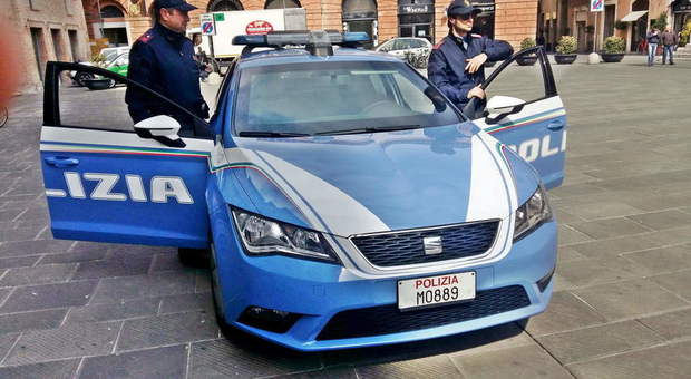 Roma, nascondevano 10 chili di hashish sotto il tappetino della macchina: arrestati 2 pusher a Tor Bella Monaca