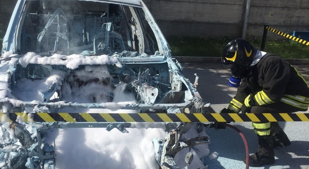 L'intervento dei vigili del fuoco per spegnere una vettura in fiamme