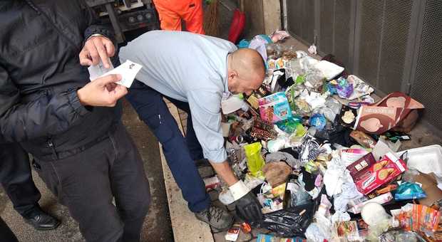 Indagine tra i rifiuti a Velletri, sporcaccione tradito da ricevuta