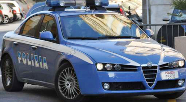 Napoli, tenta di rubare dalle auto in sosta in via Gianturco, intercettato e denunciato