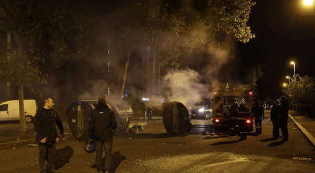 Tor Sapienza, scoppia di nuovo la rivolta anti-immigrati: scontri e cariche, almeno 15 feriti