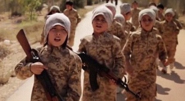 Isis, aumentano i bimbi arruolati: "Usati come kamikaze"