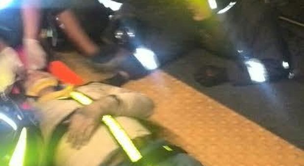 Gioca con il tablet, cade sui binari della Metro e resta incastrato: salvato dai vigili del fuoco
