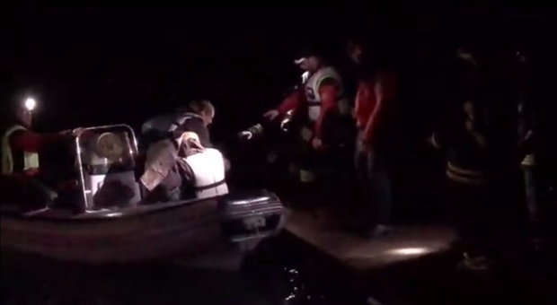 Maltempo, frane a Bormio e Livigno: 19 escursionisti portati in salvo con i canotti