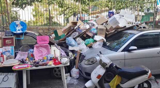 Torre del Greco sommersa dalla spazzatura: il mercatino delle pulci si fa tra i rifiuti