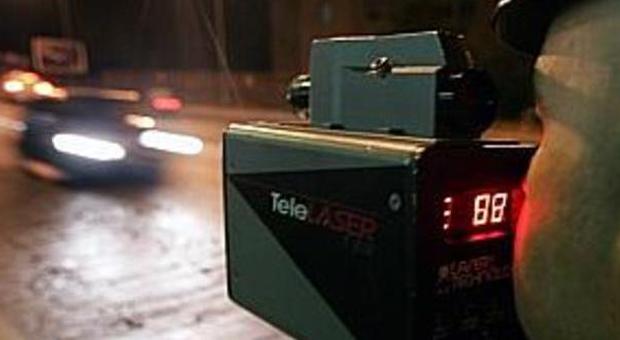 Controlli notturni della polizia stradale con il telelaser
