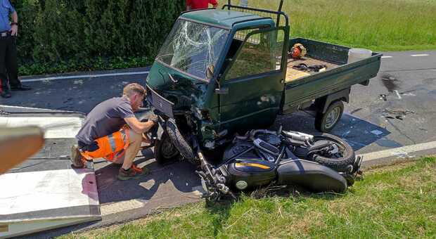 Ape Car sventrata dallo schianto con una Ducati: resta con le gambe incastrate tra le lamiere