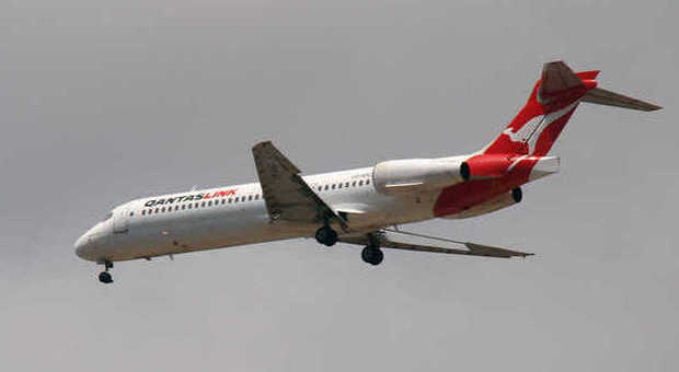 Paura su un volo Qantas, 18enne "gioca" con il portellone: atterraggio d'emergenza