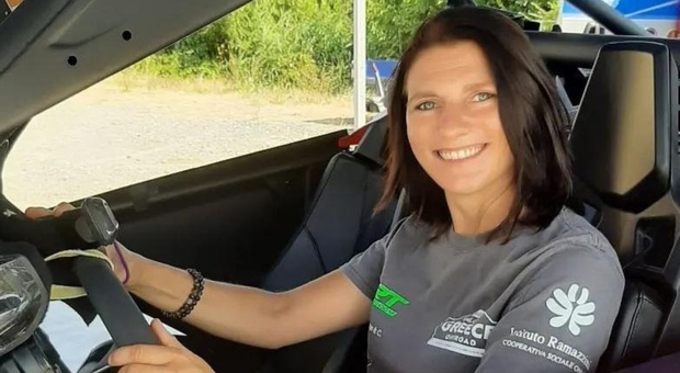 Giulia Maroni, campionessa di rally scivola in canalone durante l'escursione e muore a 38 anni. Il dramma davanti al compagno