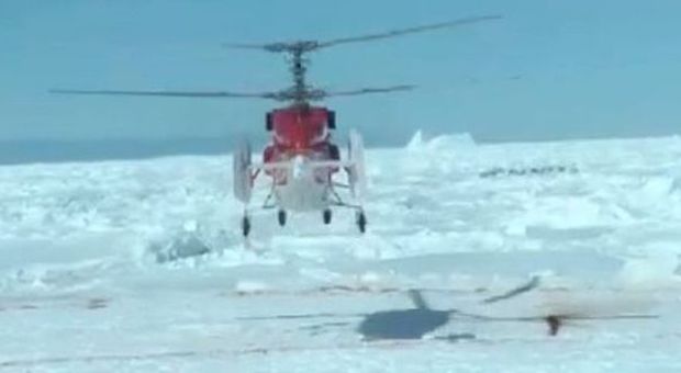 Un elicottero cinese salva la nave russa bloccata nei ghiacci