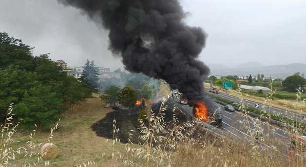 Battipaglia, grande incendio a un Tir sull'autostrada: diverse esplosioni