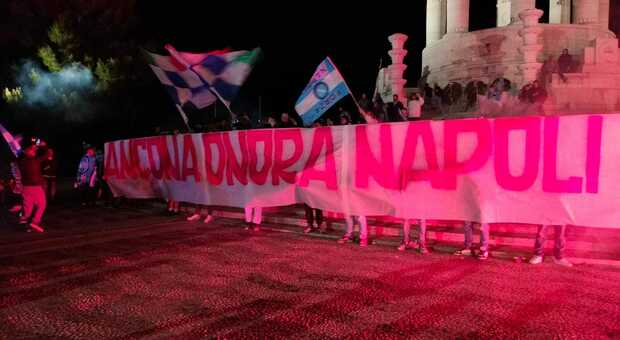"Ancona onora Napoli campione d'Italia": che festa sotto il Monumento tra cori, bandiere e fumogeni