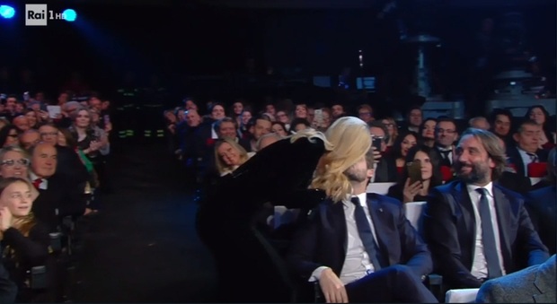 Sanremo Dichiarazione d'amore e bacio in diretta di Michelle per il suo Tomaso:"Ti risposerei"