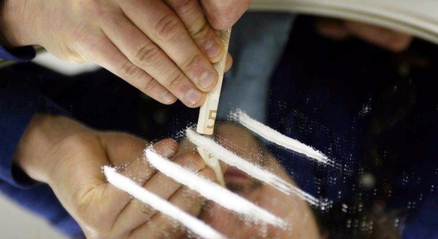Presi i corrieri della droga: sequestrato un chilo di cocaina in "sasso"