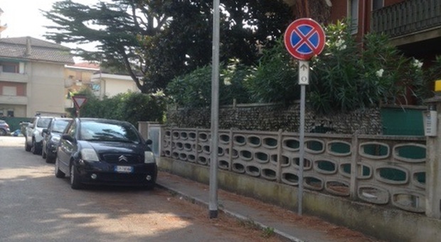 San Benedetto, il cartello di divieto montato al contrario trappola per turisti