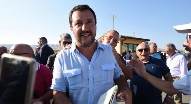 Migranti in caserma, Salvini guida la protesta della Lega: “Bloccheremo le strade”