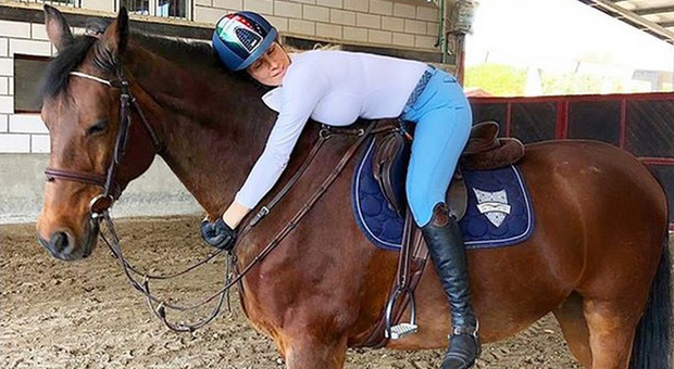 Paola Caruso con il suo cavallo (Instagram)