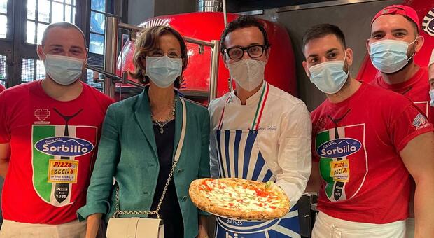 Marta Cartabia a Napoli, pizza margherita da Gino Sorbillo ai Tribunali