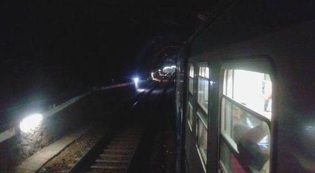 Napoli, metropolitana in tilt: si ferma un treno in galleria, passeggeri prigionieri per un'ora