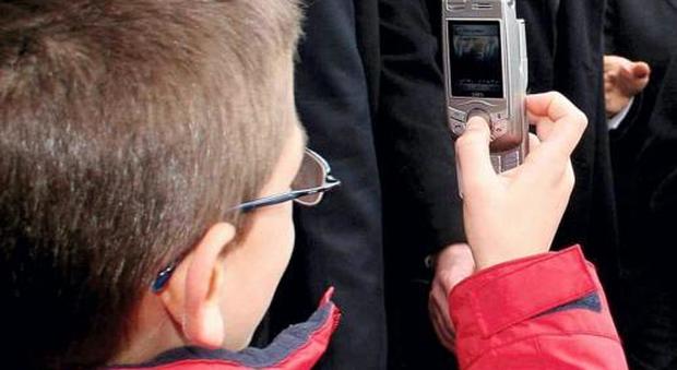 Bimbo di 6 anni ruba il cellulare del papà e chiama il 115 per un'ora
