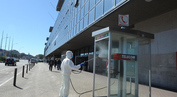 La sanificazione della stazione di Pescara. Coronavirus, ricoveri in calo ma 22 nuovi contagi e 6 morti (foto Max Schiazza)