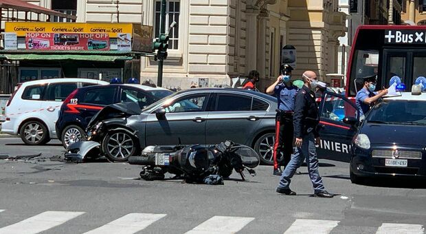 Incidente stradale a Piazza dei Cinquecento, tre veicoli coinvolti, auto ribaltata. Due feriti, uno è grave