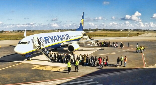 Tassa d'imbarco più alta e Ryanair riduce i voli