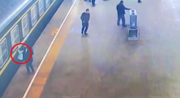 Cina, paura alla stazione: bimba di tre anni cade dalla banchina mentre il treno è in partenza
