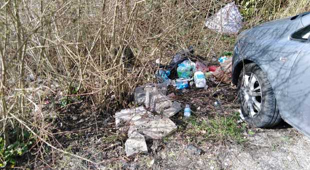 I rifiuti abbandonati di nuovo nel parcheggio di Ponte Buita dopo la pulizia dei cittadini