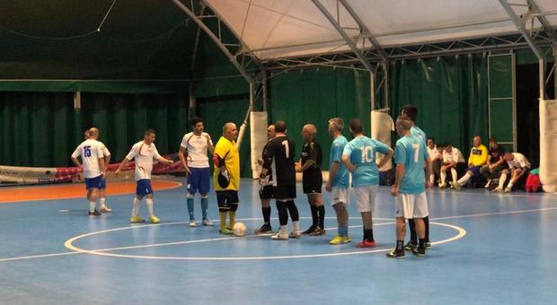 Il saluto tra i giocatori di Igea Futsal e Barsotti prima dell'inizio della semifinale di Futsal Over 35
