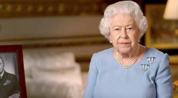 Regina Elisabetta, il giubileo di platino sarà uno spettacolo: «Trapezisti, cavalli da corsa e corgi»