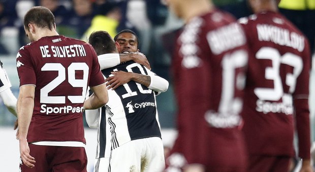 Juventus, le pagelle: Douglas Costa imprendibile, Chiellini è un muro