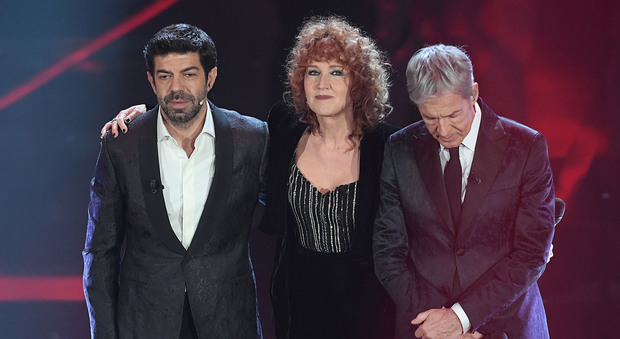 Sanremo, fuorionda dopo l'esibizione di Mannoia, Favino e Baglioni: «Siete tre str....»