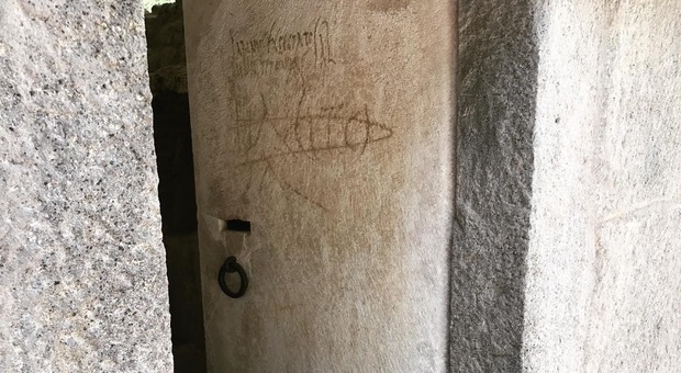 Pompei, il mistero della tomba dello «Stabian Gate»: un fallo inciso sulla porta-lapide