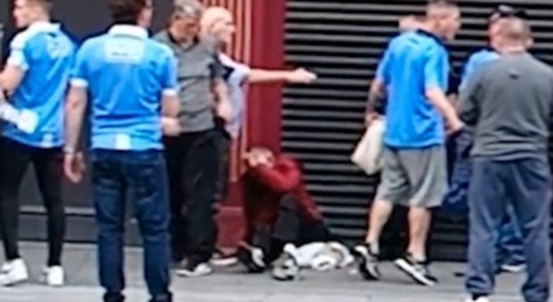Tifoso prende a calci un senzatetto davanti allo stadio. «Violenza senza motivo»