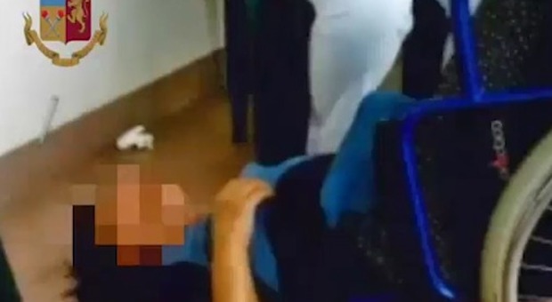 Anziani disabili torturati sulla sedia a rotelle nella clinica degli orrori: arrestati direttore e assistente