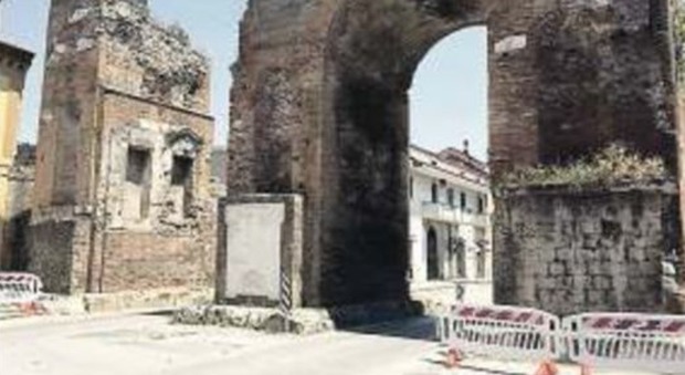 L'arco di Adriano dell'Antica Capua cade a pezzi: sequestrato