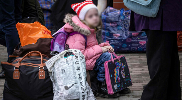 Bambini ucraini arrivati da soli in Veneto. Sulle braccia hanno segnati numeri telefonici