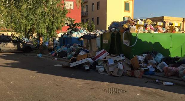 Emergenza rifiuti, a Torre del Greco via cassoni abusivi e ridotti orari di conferimento