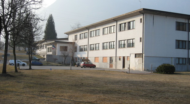 L'edificio che ospita le scuole di Ampezzo