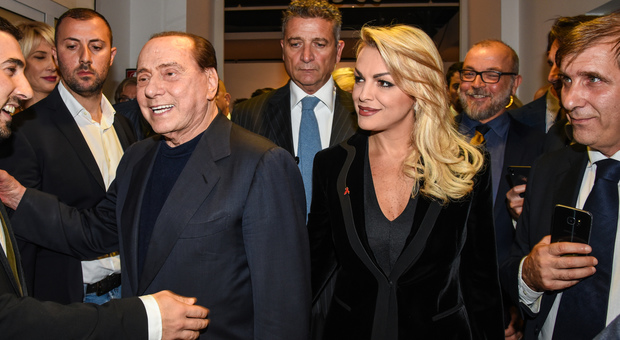Berlusconi, buonuscita di 20 milioni a Francesca Pascale: «Anche un milione l'anno di mantenimento»